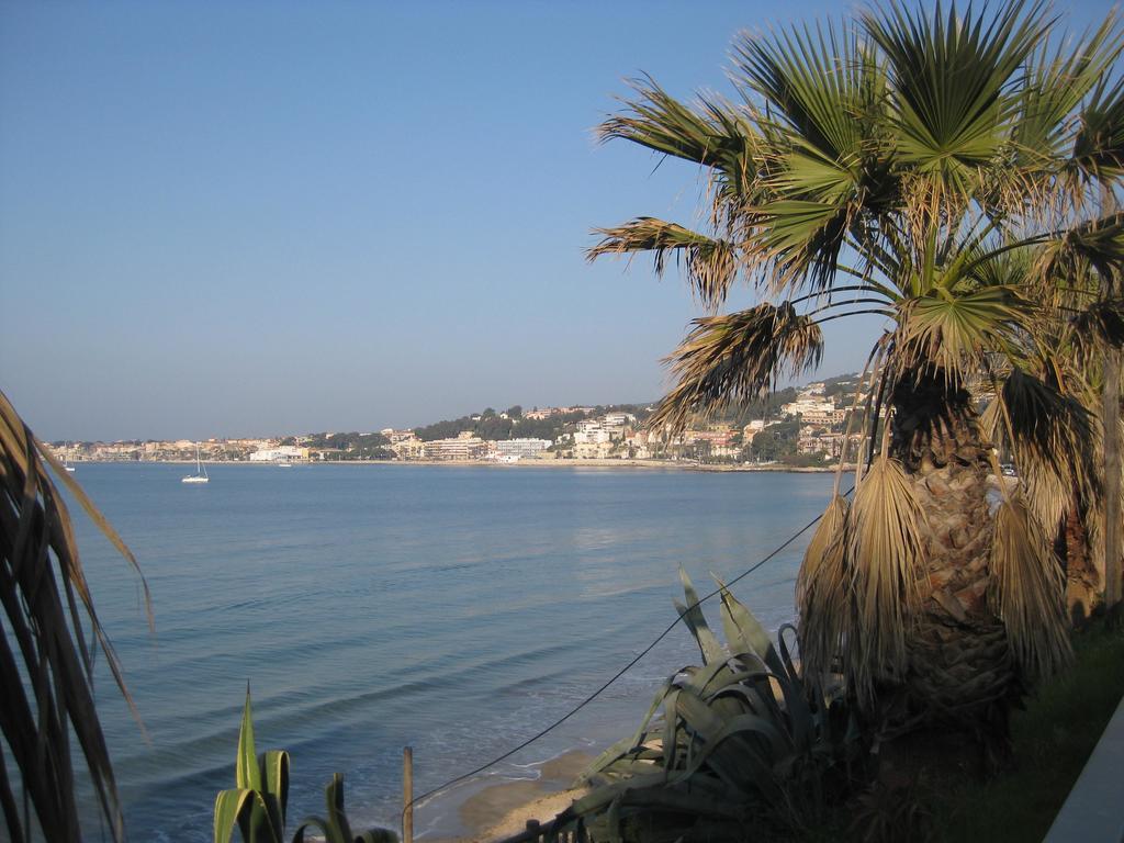50m Plage T2 Grande Terrasse Vue Mer Climatisé Piscine Chauffée, Parking clos gratuit Sanary-sur-Mer Exterior foto